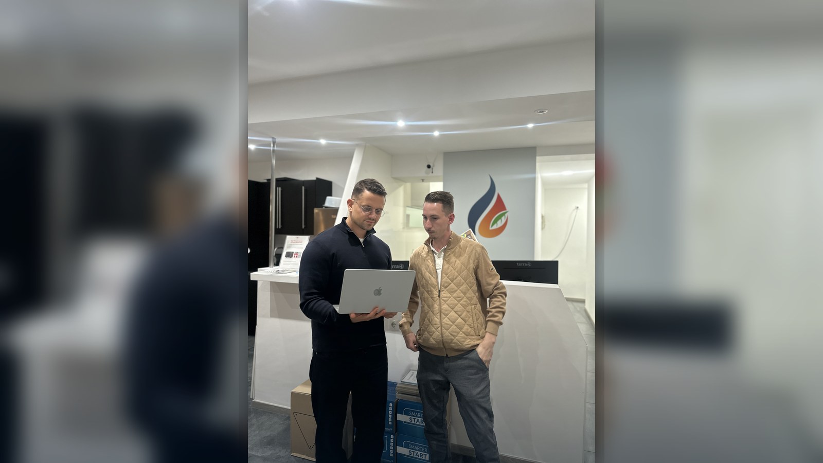 Johannes Elias Gassmann und Björn Eul von Thermadukto im persönlichen Austausch